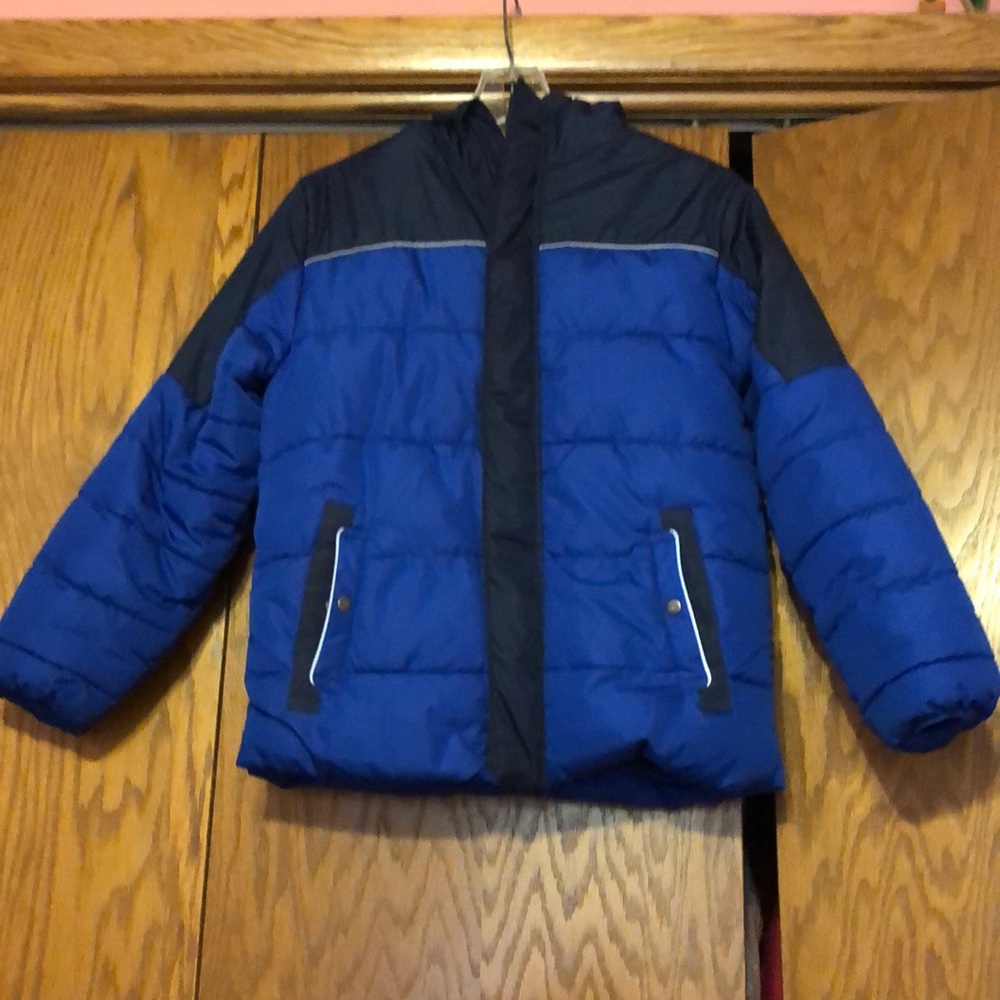 Boys hooded puffer coat.